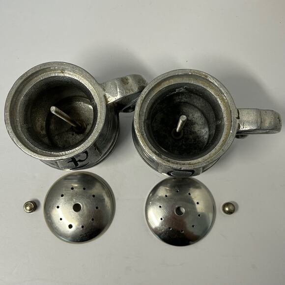 Vintage 1970's Wilton Armetale Plough Tavern Pot Belly Salt Pepper Toothpick Set - Picture 5 of 10